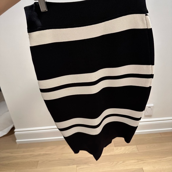 Stretchy bandage crossover skirt. Good for nights out - Picture 2 of 3